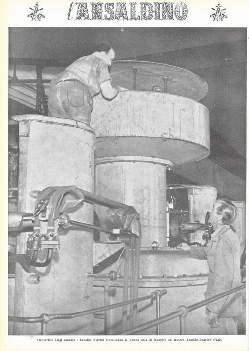 p. 12 (quarta di copertina), I motoristi Luigi Amadio e Arnaldo Negrini ispezionano la pompa aria di lavaggio di un motore Ansaldo-Doxford